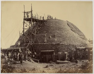 Sanchi stupa do sudoeste durante reparações