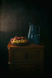 Natureza-morta escura com uvas