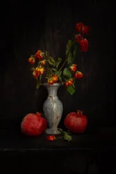 Rosas desvanecidas e romãs