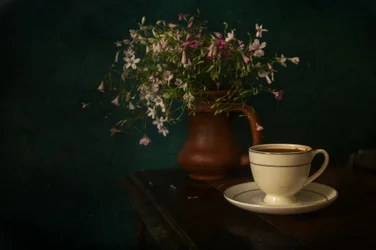 Café da manhã e flores silvestres