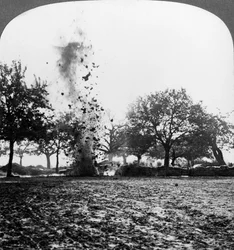 Uma concha alemã explodindo, Primeira Guerra Mundial, 1914-1918.