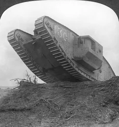 Um tanque rompendo o fio em Cambrai, França, Primeira Guerra Mundial, c1917-c1918
