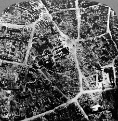 Vista aérea das ruínas da cidade e da Basílica de Albert, França, Primeira Guerra Mundial, 1914-1918.