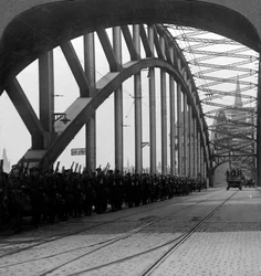 Tropas britânicas que cruzam a ponte sobre o Reno, Colônia, Alemanha, 1918-1926.