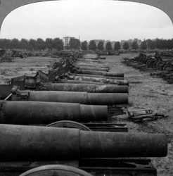 Armas alemãs capturadas, Bruxelas, Bélgica, Primeira Guerra Mundial, 1914-1918.