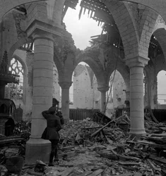 Igreja em ruínas, Richebourg, França, Primeira Guerra Mundial, 1914-1918.