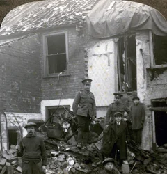 Destruição provocada pelas bombas alemãs do Zeppelin, Primeira Guerra Mundial, 1914-1918.