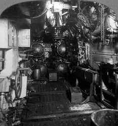 Quatro tubos de torpedo no compartimento dianteiro de um submarino alemão, Primeira Guerra Mundial, 1918.