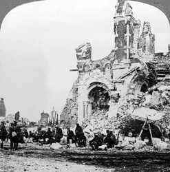Prisioneiros de guerra alemães ao lado das ruínas da basílica de Albert, França, Primeira Guerra Mundial, 1914-1918.