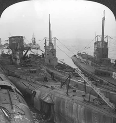 Submarinos alemães protegidos em uma porta de canal, c1918-c1919