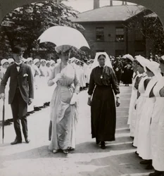 Sua Majestade caminhando pela guarda de honra dos enfermeiros do Hospital do RN, Hull, século XX