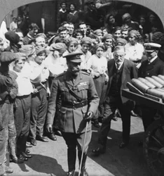 Sua Majestade inspeciona as conchas da Holmes and Co Ltd, Hull, Yorkshire, Primeira Guerra Mundial, c1914-c1918