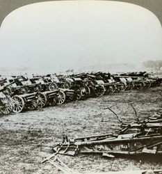 Centenas de armas alemãs capturadas em Couralette, França, Batalha de Somme, Primeira Guerra Mundial, 1916