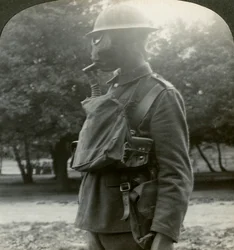 Infantaria equipada com as últimas marcas de gás e capacetes de aço, Primeira Guerra Mundial, 1915-1918.