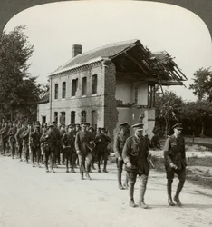 Territórios de Londres em marcha, La Bassee Road, norte da França, Primeira Guerra Mundial, 1914-1918.