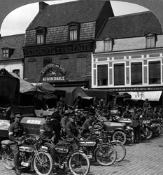 Caminhões e motocicletas do Corpo de Exército Indiano, Merville, França, Primeira Guerra Mundial, 1914-1918.