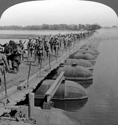 Seção e infantaria de metralhadora que cruzam uma ponte de pontão, Primeira Guerra Mundial, 1914-1918.