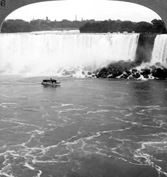 Cataratas do Niágara e Maid of the Mist, do Canadian Cliffs, Canadá.