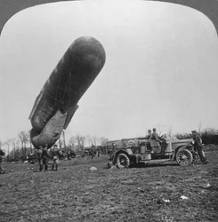 Balão de observação prestes a subir, Primeira Guerra Mundial, c1914-c1918.