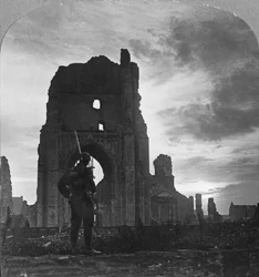 Ruínas de Ypres, Flandres, Bélgica, Primeira Guerra Mundial, c1914-c1918
