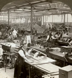 Trabalhadores de chapa metálica em uma fábrica de aviões, Primeira Guerra Mundial, 1914-1918