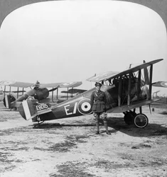 Aeronaves Sopwith Camel prontas para uma patrulha pelas linhas alemãs, Primeira Guerra Mundial, c1917-c1918