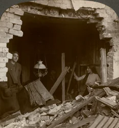 Os danos causados por uma bomba alemã do Zeppelin, Primeira Guerra Mundial, 1914-1918.