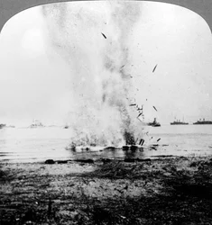 Submarino alemão preso preso na costa e destruído, Primeira Guerra Mundial, 1914-1918