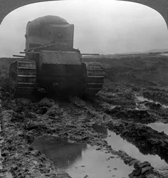 Tanque de Whippet em um campo de batalha enlameado, Morcourt, França, Primeira Guerra Mundial, 1918.