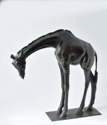 Grande girafa com cabeça abaixada, modelado em 1909-10, fundido antes de 1913