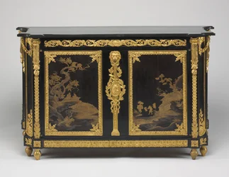 Cômoda (cômoda), c.1765-1770 (folheado de ébano com painéis de laca japonesa, suportes de bronze dourado e tampo de mármore)