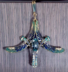Art Nouveau: pingente "Libélula" em água-marinha, ouro e esmalte de Jules Rene Lalique (1860-1945) Paris, Musee d