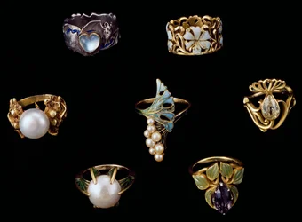 Anéis de ouro, prata e cobre com esmalte, opala, pérolas, ametistas e diamantes brilhantes