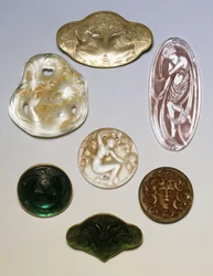 Vários broches de vidro, selos e pingentes