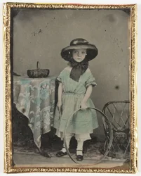 Retrato de uma menina segurando uma argola por uma mesa, c 1840-1890
