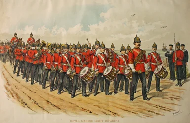 Royal Marine Light Infantil Band liderando uma coluna de homens marchando, 1895