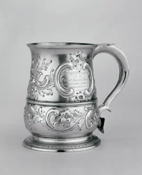 Caneca manipulada, 1740-41, perseguida e gravada c.1845 (prata)