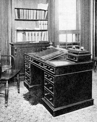 Cadeira e mesa de Charles Dickens, usada em Gadshill, 1923.