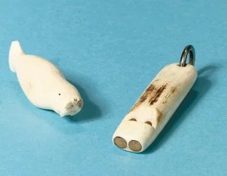 Modelo de uma morsa e um apito