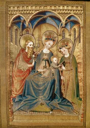 Santa Maria e Menino entre Santa Catarina e São João Batista, pormenor (bordado sobre linho, fio de ouro e prata, seda, veludo, pérolas e vidro)