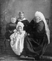 Rainha Victoria com os filhos do duque e da duquesa de York, 1901.