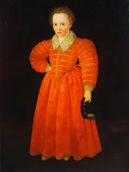 Retrato de um menino pequeno, de pé de corpo inteiro, vestindo um traje vermelho com uma gola de renda branca, segurando um chapéu preto