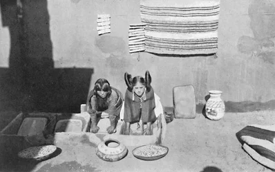 Mulheres indianas Hopi moendo farinha de milho, Walpi, Arizona, 1912