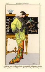 Mulher com vestido de seda com remates de chinchila, capa de veludo verde-limão com gola e punhos de chinchila, segurando um buda de jade. Armário chinês ao fundo. Robe de soie de chine bordee de chinchilla, manteau de velours citron vert a grand col et pa