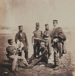 O general de brigada Charles Thomas Van Straubenzee (1812-92) e oficiais dos Buffs, de um álbum de 52 fotografias relacionadas com a Guerra da Crimeia, 1855