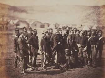 Coronel Doherty, oficiais e homens do 13.º Regimento de Dragões Ligeiros, de um álbum de 52 fotografias relacionadas com a Guerra da Crimeia, 1855