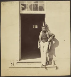Homem de pé numa porta do quartel de Hythe