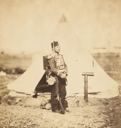 Soldado raso em uniforme completo de marcha