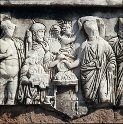 Uma decenal da tetrarquia, representando uma coroa tetrarca por uma Vitória fazendo uma libação ao deus Marte - baixo relevo dedicado ao general e político Stilicho (Flavius Stilicho ou Stiliccho, 360-408), baseada numa coluna honorária, Fórum Romano (foro