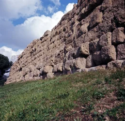 Roma antiga, período arcaico: vista das ruínas da muralha sérvia (mura servan), primeiro recinto da cidade de Roma, construiu a irmã Rei Servius Tullius. Século VI a.C. Itália